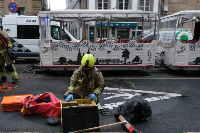 Archivo - Un bombero en Santiago de Compostela. César Arxina - Europa Press - Archivo