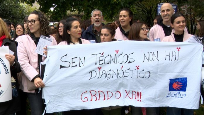 Concentración de técnicos superiores sanitarios en Santiago, a 31 de octubre de 2025.