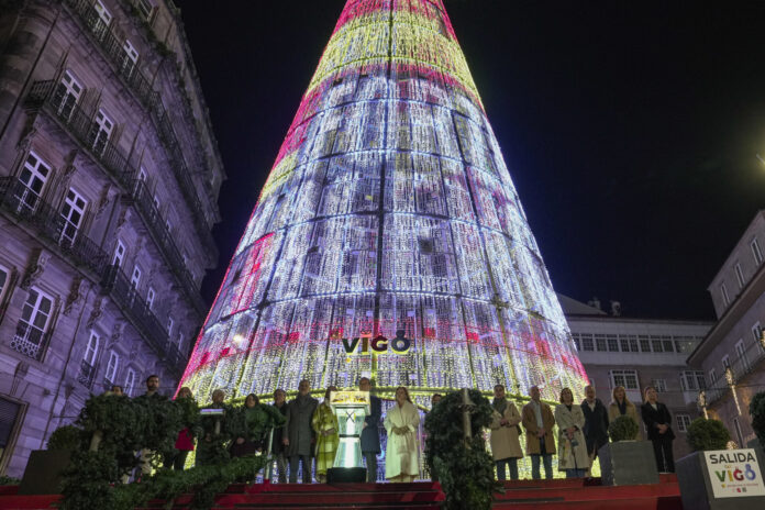 Archivo - Abel Caballero y su equipo de gobierno en el apagado de las luces de Navidad de Vigo 2024-2025.. ADRIAN IRAGO-EUROPA PRESS - Archivo