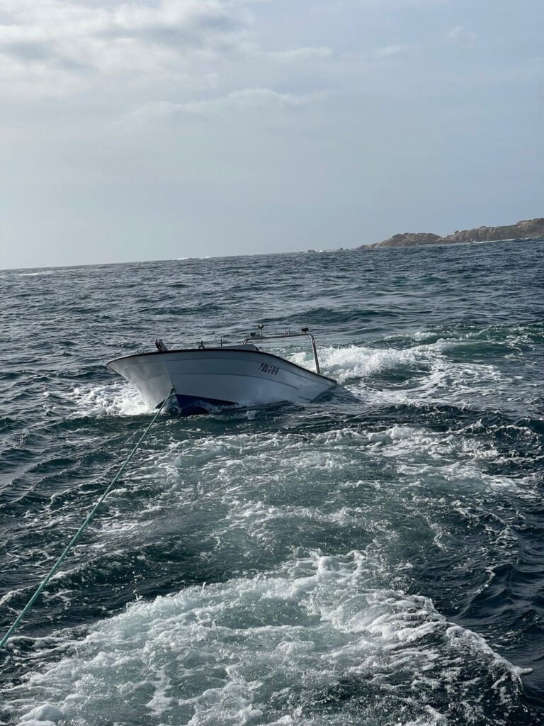 Rescatan a tres tripulantes tras el vuelco de su embarcación por un golpe de mar en Corcubión (A Coruña)