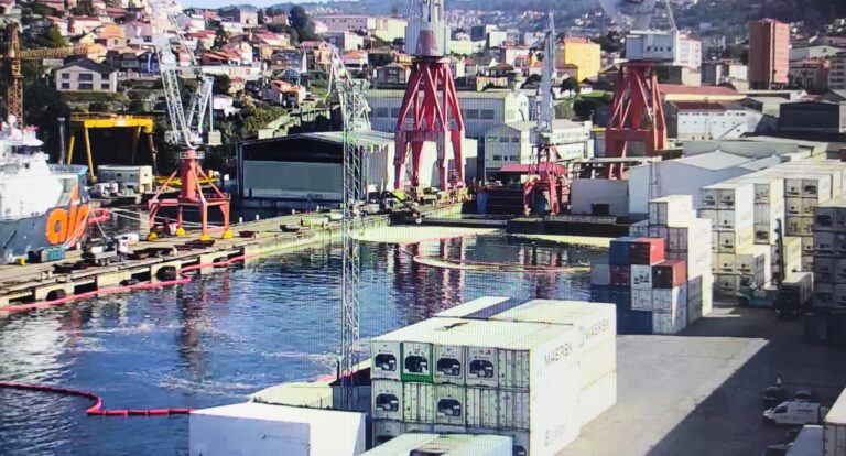 El puerto de Vigo avanza en la limpieza del vertido de aceite de palma, con el 90 % de los restos ya retirados
