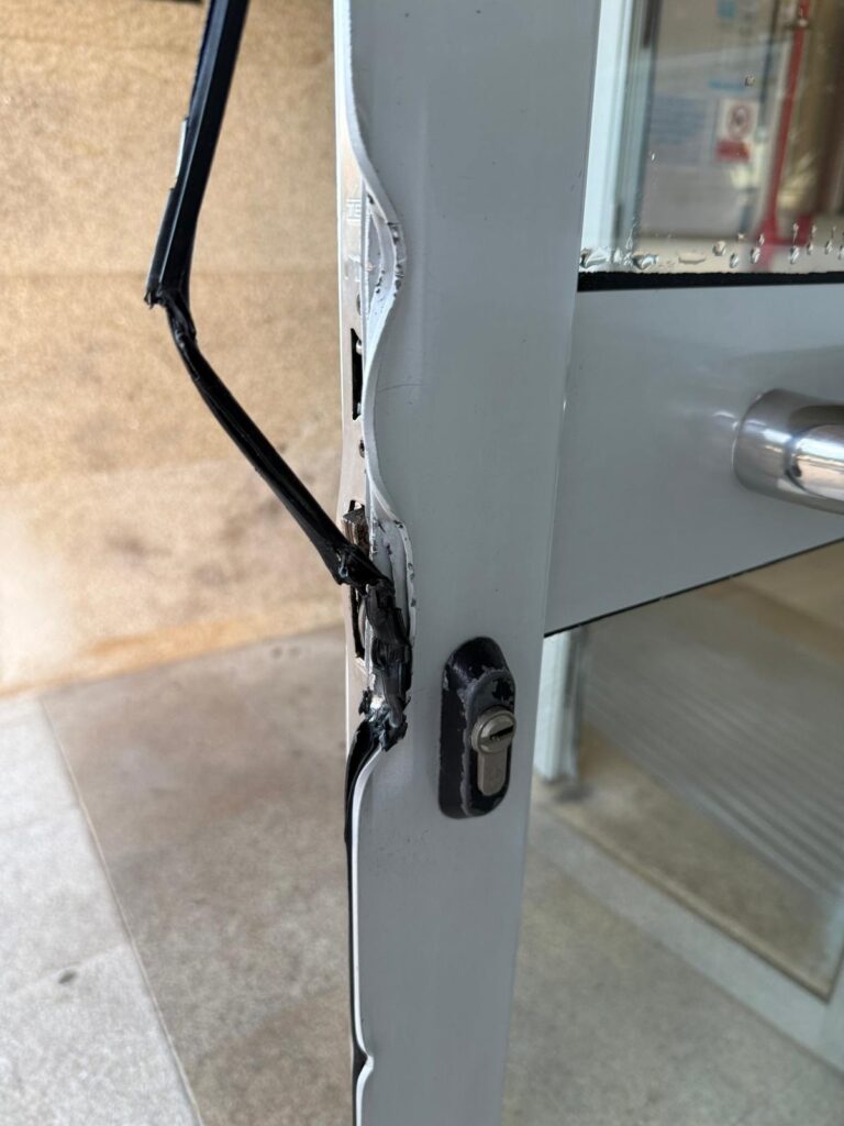 Investigan un robo con fuerza en la piscina municipal de Sanxenxo en el que llevaron 150 euros de la caja registradora