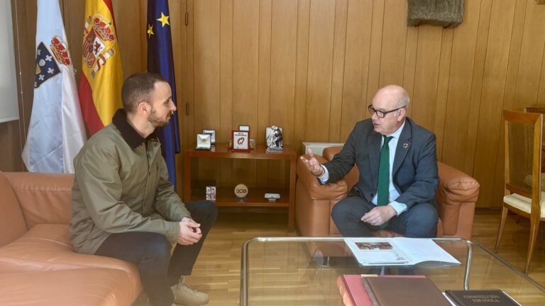 El subdelegado del Gobierno en Ourense se compromete a publicar el catálogo de simbología franquista