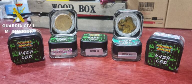 Investigan al dueño de un local de productos agrícolas en Caldas de Reis por tener a la venta marihuana y hachís