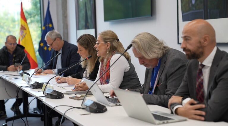 El Gobierno plantea a CCOO, UGT y CSIF un acuerdo para tres años, con subidas salariales fijas y variables