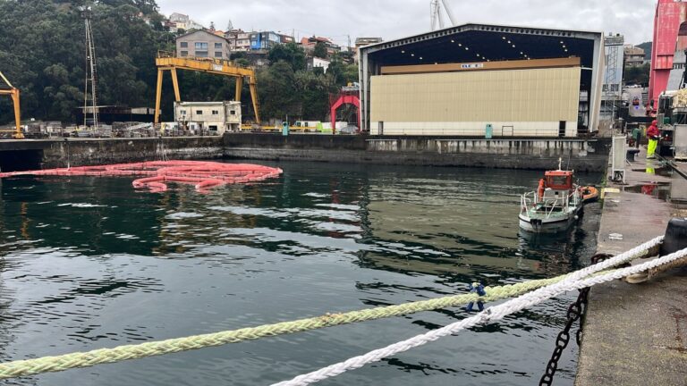 Llegan a playas de Moaña restos solidificados del vertido de aceite de palma en Vigo, que ya están siendo recogidos