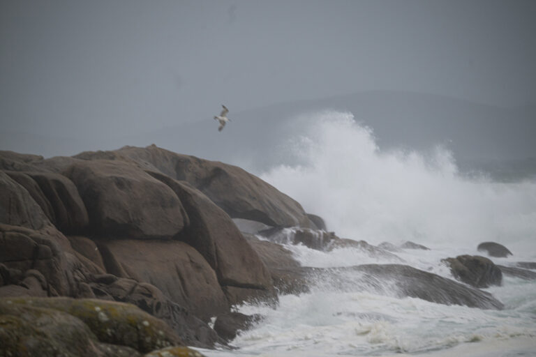 La costa de A Coruña y Pontevedra permanece el jueves en aviso naranja por oleaje