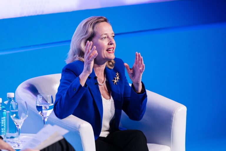 Nadia Calviño repasa su paso por el Gobierno en su primer libro: «Siempre me he sentido apoyada por el presidente»