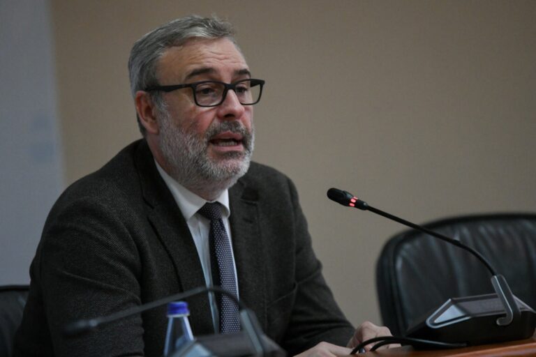 El Sergas niega «colapso» en Urgencias del complejo hospitalario de Santiago en verano y el PSOE urge medidas