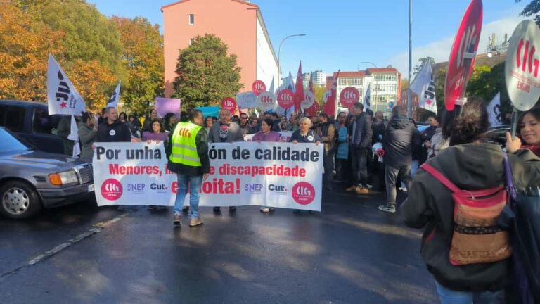 Más de un centenar de profesionales de sectores de discapacidad y menores se concentran en Santiago por convenios dignos