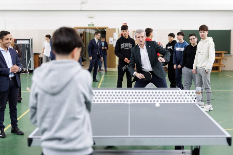 Rueda destaca que limitar el uso de los móviles tuvo un «efecto positivo» en el alumnado y «mejora la conviviencia»