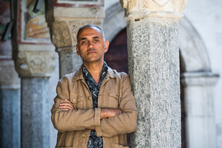 Kamal Aljafari, Premio Cineuropa 2025, recogerá el galardón este martes en el Teatro Principal de Santiago