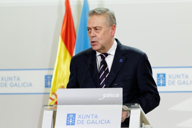 Sanidade, con «mente abierta» ante el conflicto en Primaria: «Pero no tanto como para que se caiga el cerebro al suelo»