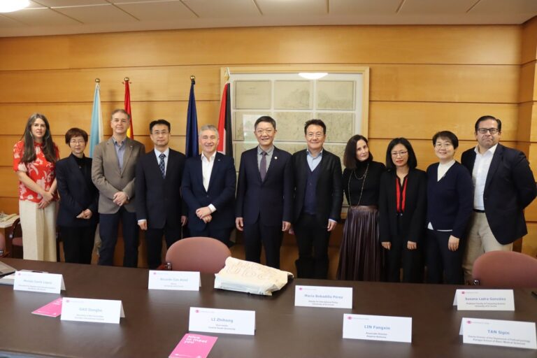 La UDC recibe una delegación de la Central South University de China para reforzar lazos en investigación biomédica
