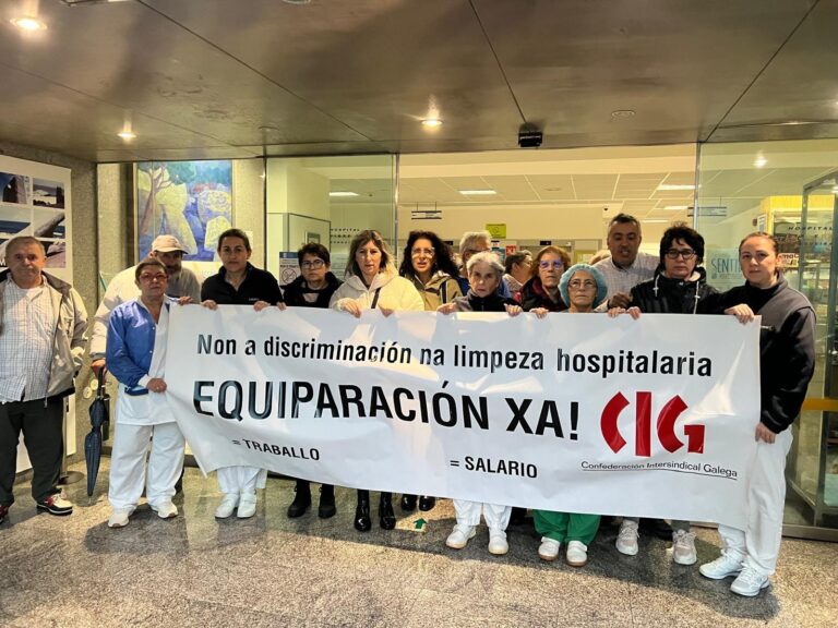 El personal de limpieza hospitalaria de Vilagarcía, Ribeira y Cee, en huelga para pedir equiparación laboral y salarial