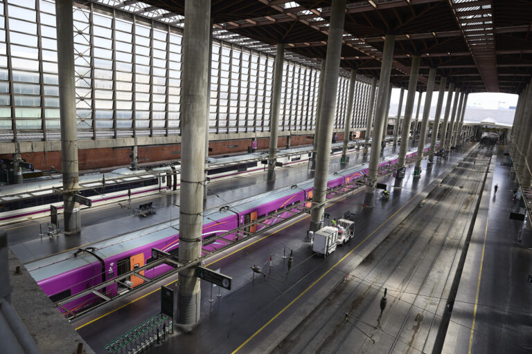 Renfe rechaza volver a las indemnizaciones de 15 minutos de retraso y tilda de «populista» la medida