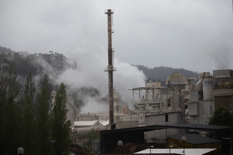 La plantilla de Ence se siente «engañada» por la empresa tras años de apoyo a la continuidad de la fábrica en Pontevedra