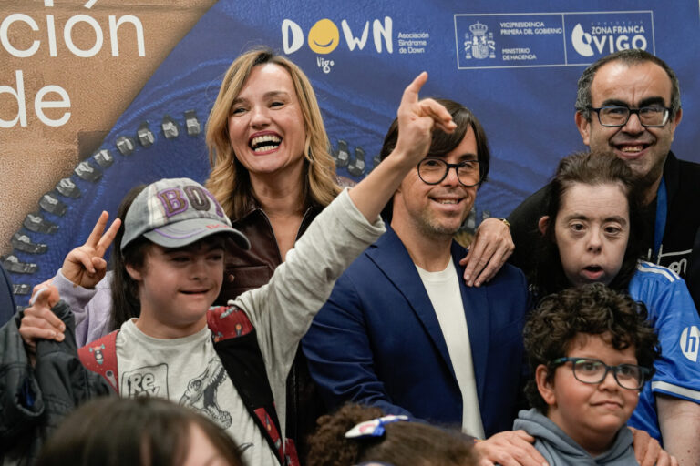 La ministra Pilar Alegría visita las nuevas instalaciones de Down Vigo tras su reciente traslado al Casco Vello