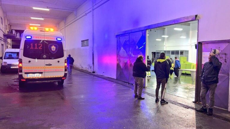 Herido un trabajador en la lonja de Cambados (Pontevedra)