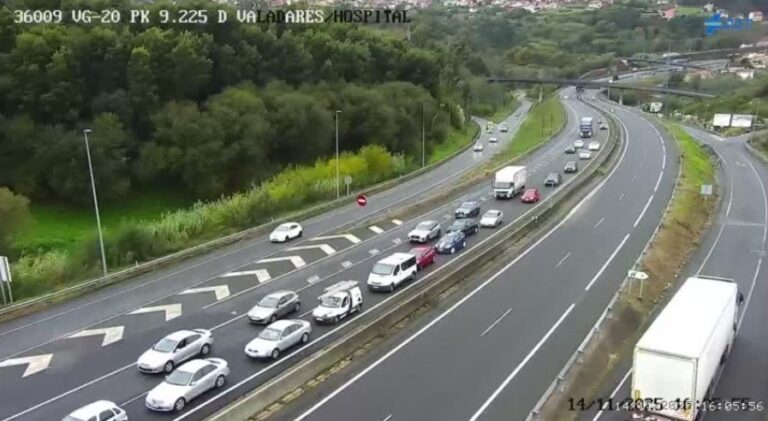 Retenciones de varios kilómetros en la VG-20 en Vigo por un desprendimiento de tierra en la calzada