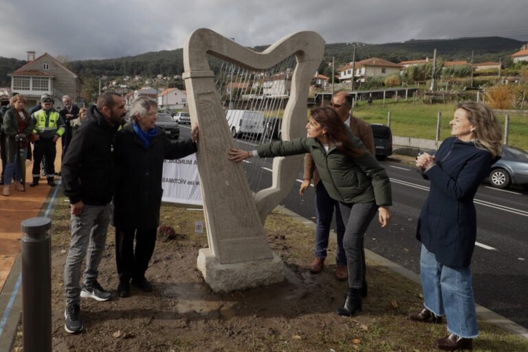 Una escultura en la nueva senda de la PO-308, en Poio (Pontevedra), homenajea a las víctimas de accidentes de tráfico
