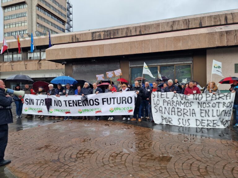 Medio centenar de vecinos de Sanabria protesta en Vigo por la supresión de paradas de AVE: «Pedimos lo que nos quitaron»
