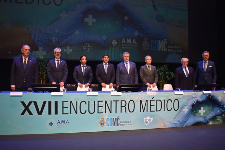 El Colegio de Médicos de A Coruña rinde homenaje póstumo a José Pedrouzo y alerta sobre la crisis de la profesión