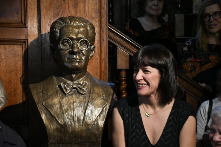 Pontón cierra su viaje a Argentina en un homenaje a Castelao, al que celebra como «el primer presidente de Galicia»