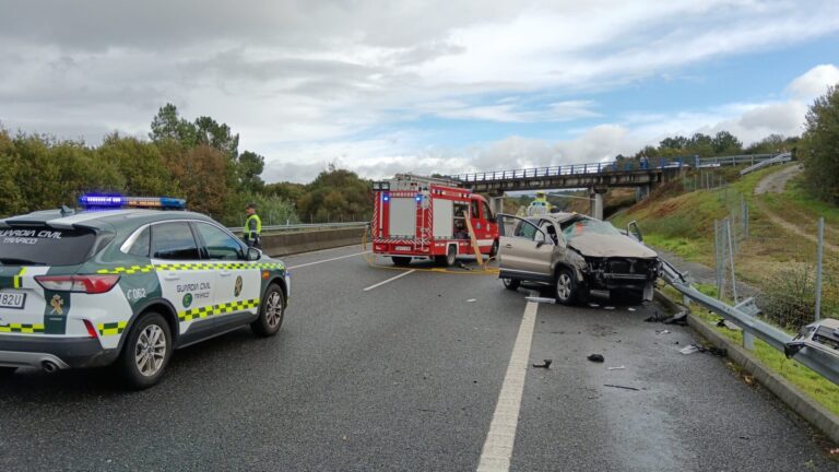 Herido grave un conductor tras una salida de vía en A Merca (Ourense)