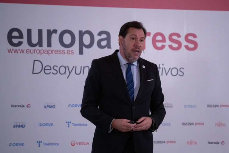 Óscar Puente promete subir a 350 kilómetros por hora la velocidad de los trenes, sólo comparable a China