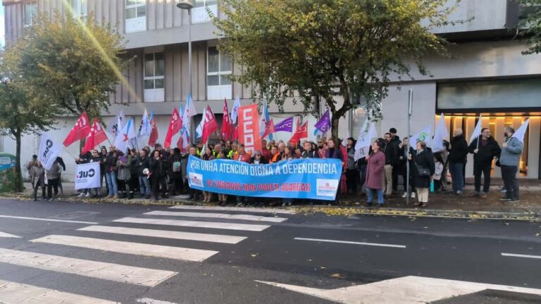 Concentración ante el Parlamento para reclamar más recursos para la atención a la dependencia, «olvidada» por la Xunta