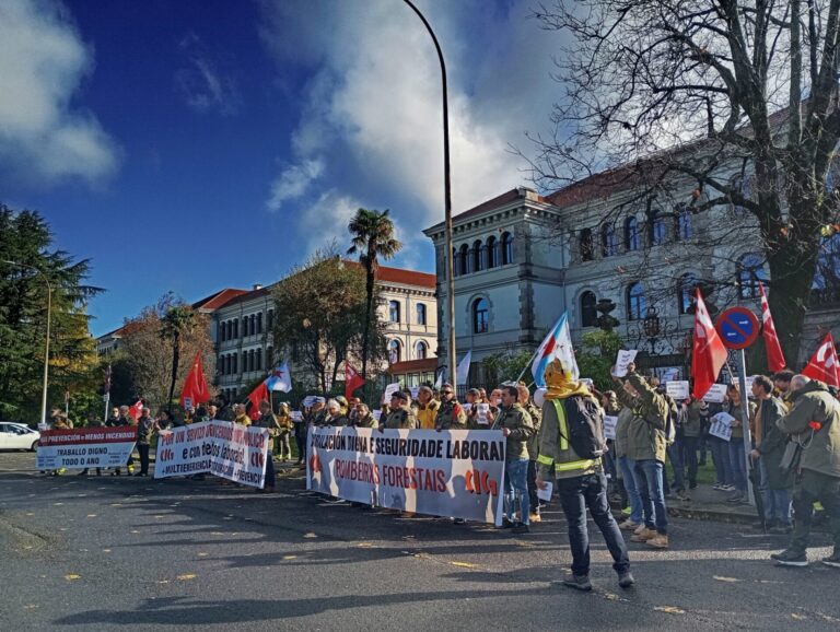 Decenas de trabajadores de prevención de incendios exigen en Santiago mejoras laborales:»Queremos trabajar, no mendigar»