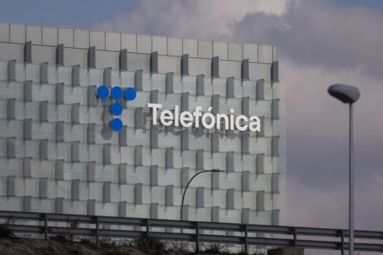 Telefónica oficializa a los sindicatos un ERE en siete sociedades con previsión de entre 6.000 y 7.000 afectados
