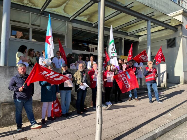 Personal de Atención Primaria se concentra ante centros de salud en medio de las negociaciones para parar la huelga
