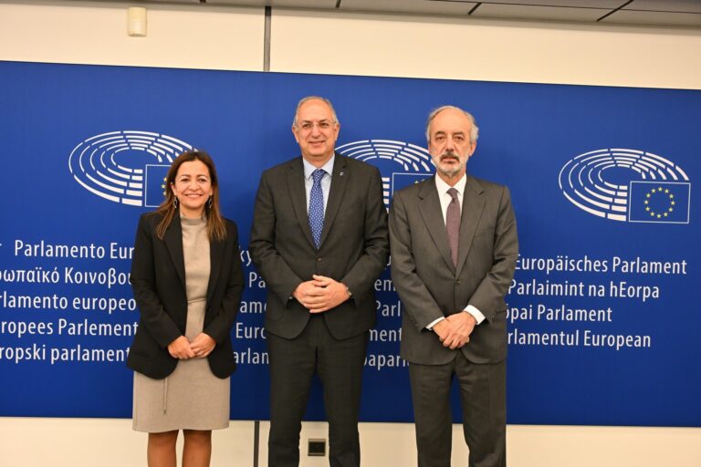 La conselleira do Mar pide a Kadis levantar el veto al palangre y muestra preocupación por recorte de caballa