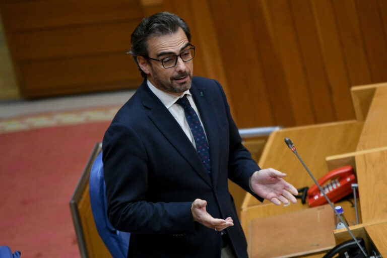 Calvo ve garantizada la seguridad en la Cámara y bromea con una diputada del PSOE: «Si hace falta vengo yo a defenderla»