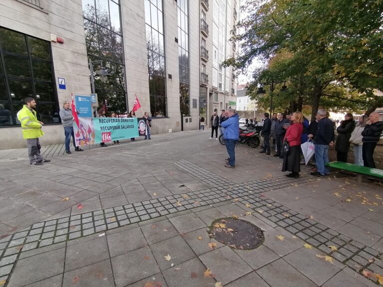 Empleados públicos se movilizan ante las sedes de la Xunta para exigir mejoras salariales