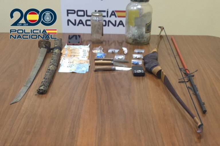 Intervienen una catana, un arco y diferentes estupefacientes al desarticular un punto de venta de drogas en Ourense