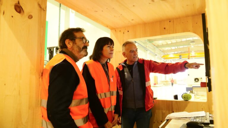 Rural.- Pontón (BNG) carga contra la «moratoria fake» del eucalipto desde la planta de tableros de pino de Coirós