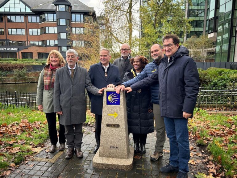 La Diputación de A Coruña impulsa el tramo sur del Camino Inglés con nuevas señales en Reading y Winchester