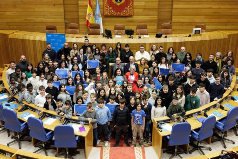 Niños de una docena de ayuntamientos toman el Parlamento por un día: «Cuando la infancia habla, las cosas cambian»