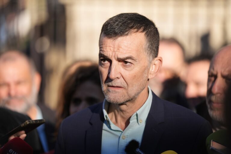 Maíllo (IU) defiende en Ourense que «los incendios se apagan en invierno» y afea la «dejación de funciones» de la Xunta