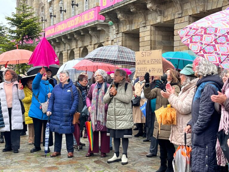 Más de un centenar de personas claman en Santiago contra la condena del fiscal general: «Tribunal Supremo dimisión»