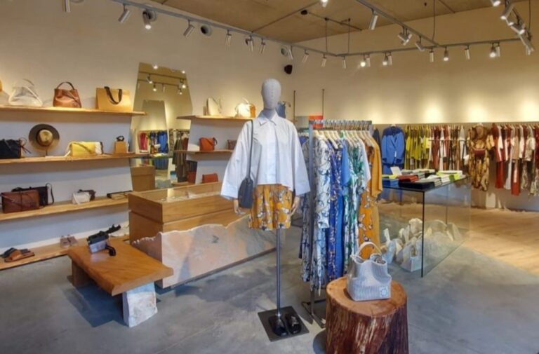 Adolfo Domínguez logra beneficios en un primer semestre por primera vez en 15 años tras ganar 79.000 euros