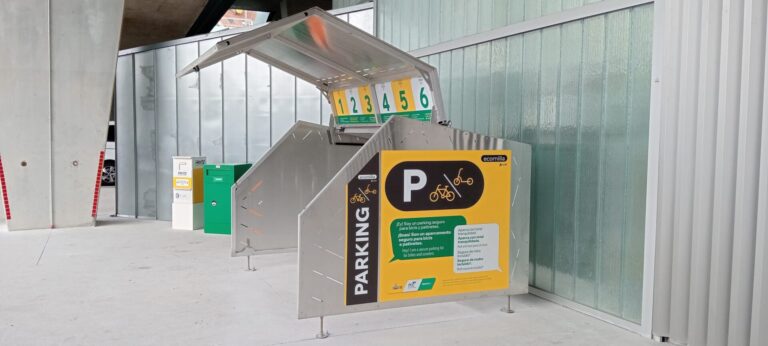La estación de Santiago de Compostela-Daniel Castelao incorpora un aparcamiento seguro para bicis y patinetes