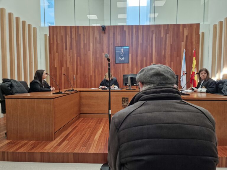 Acepta seis meses de cárcel un octogenario por tocarse los genitales delante de una menor en un bus urbano de Vigo