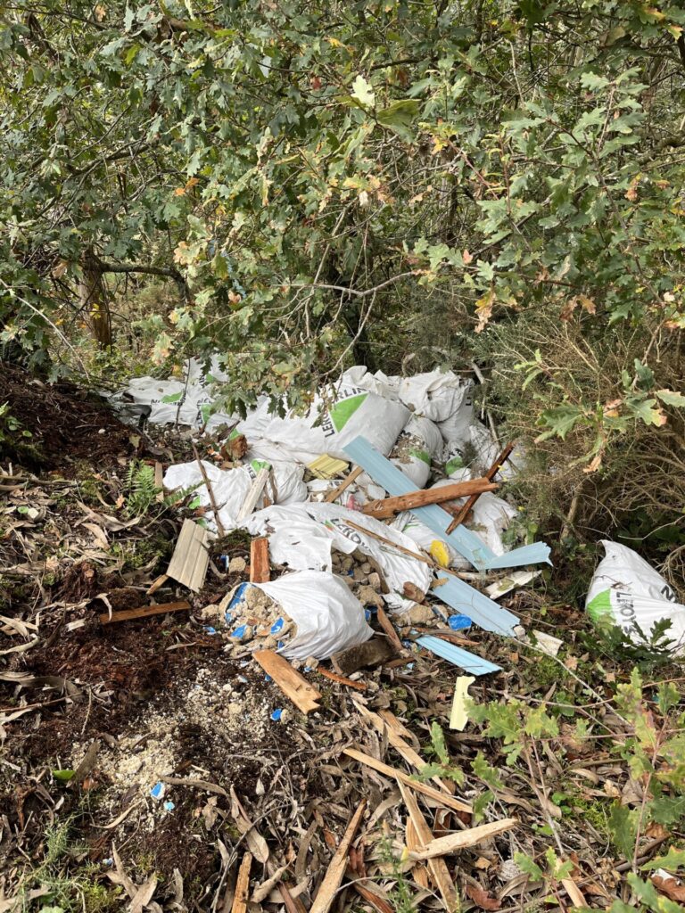 Denuncian un vertido de residuos de obra en el yacimiento arqueológico de Pena Furada, en Coirós (A Coruña)