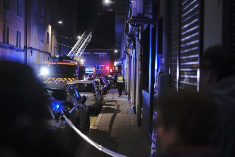 AMPL.- Muere un hombre y otro se halla en estado crítico por la inhalación de humo en un incendio registrado en A Coruña