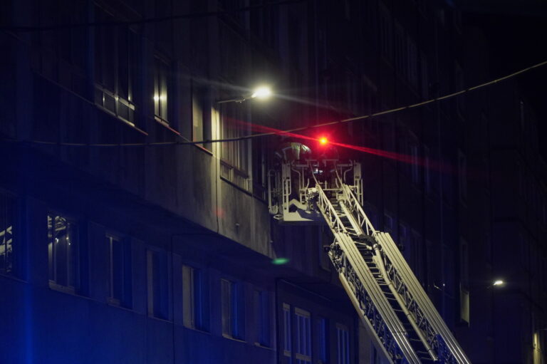 En libertad e investigados por tres delitos los dos detenidos por el incendio en un edificio en A Coruña