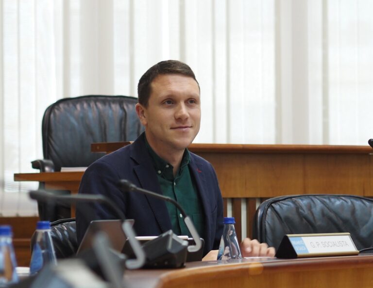 Bouza (PSdeG) denuncia el «colapso» de las Urgencias en Santiago y pide la dimisión del gerente del Sergas